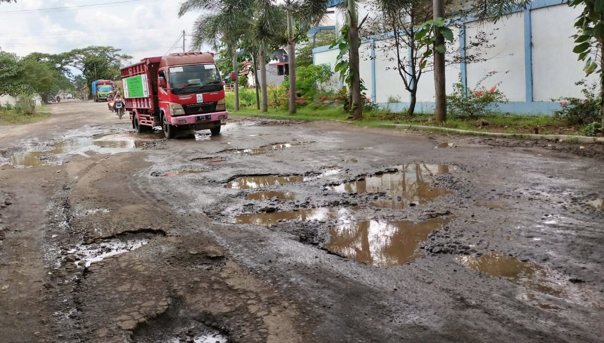 Jalan Rusak di Kabupaten Cirebon, Salah Satunya Jalan Nyi Mas Gede Cangkring Lubangnya Mirip Kubangan