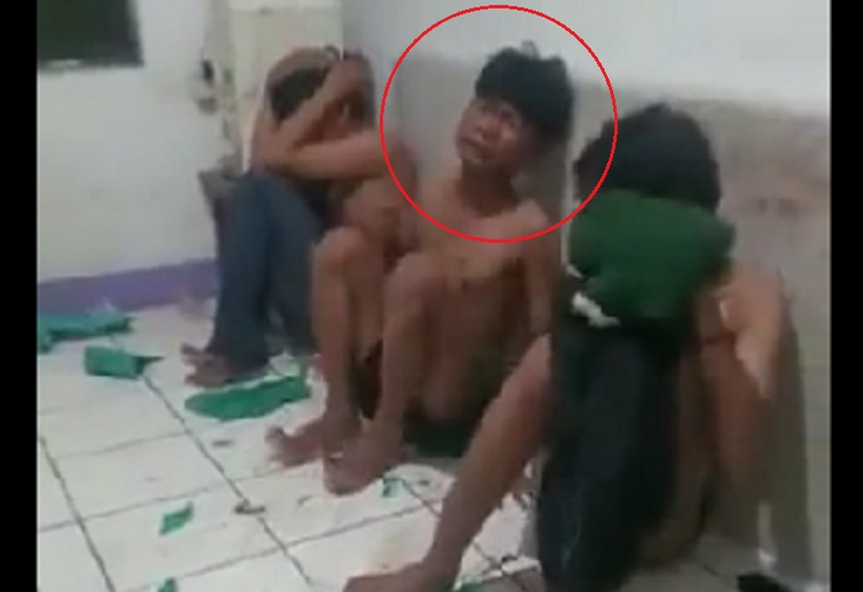 Video 3 Gangster Nangis Kejer Viral, Dicambuk dan Dihantam Kursi: Ampun Om, Jangan Om...