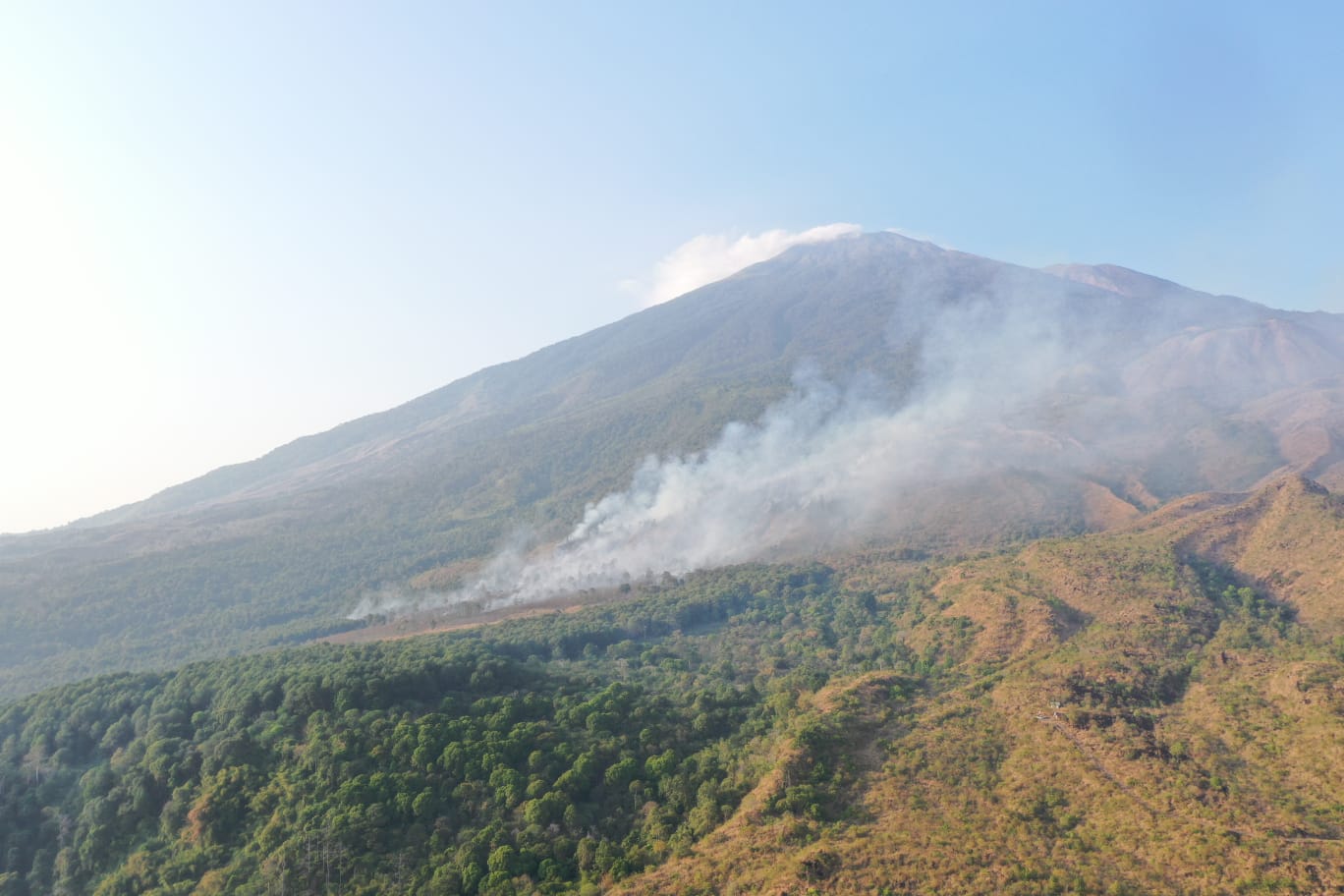 Karhutla Landa Gunung Ciremai, Hingga Hari Ini Belum Padam, Tim Gabungan Berjibaku