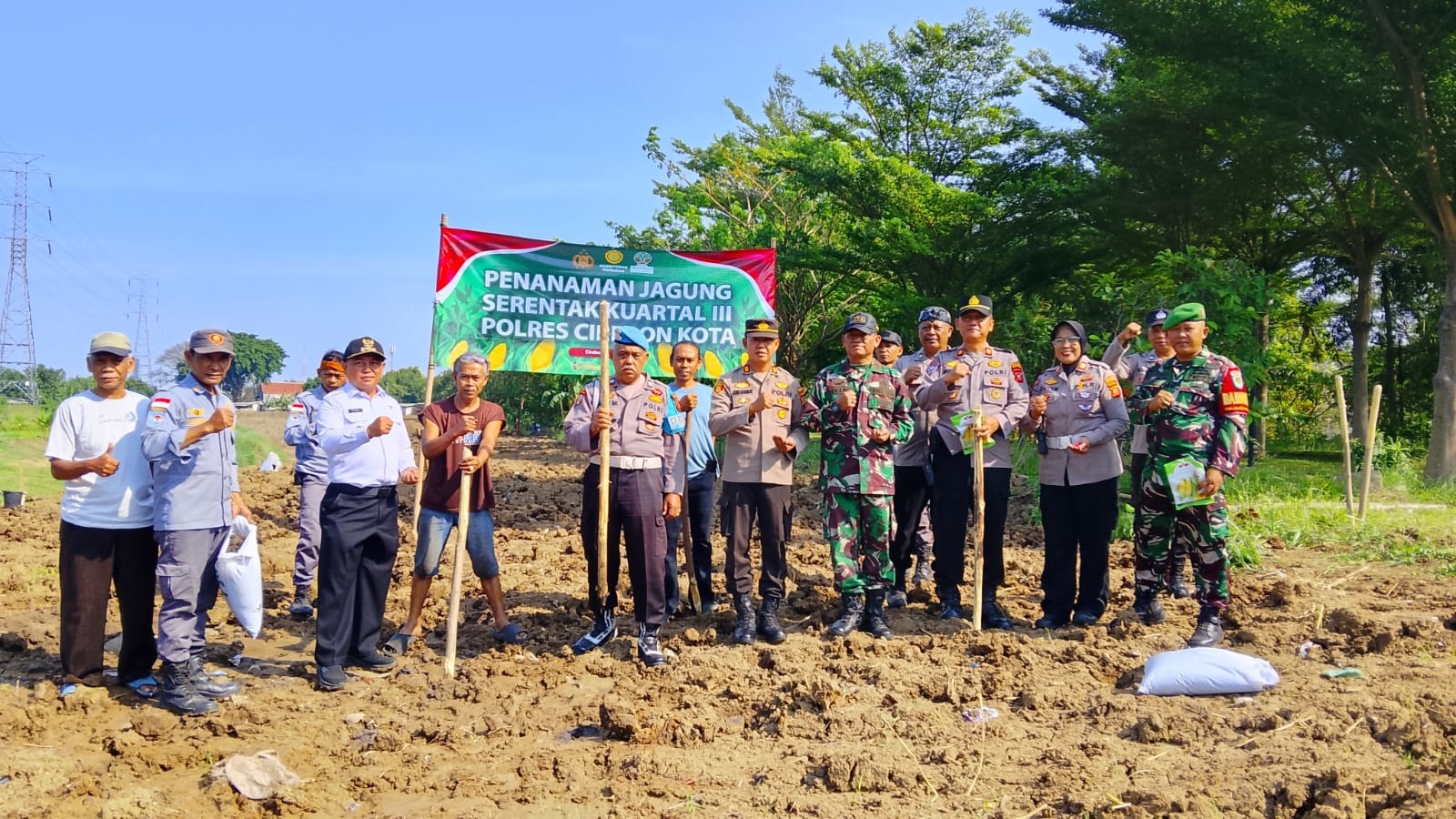 Lahan Tidur Bantaran Sungai Cikalong Ditanami Jagung