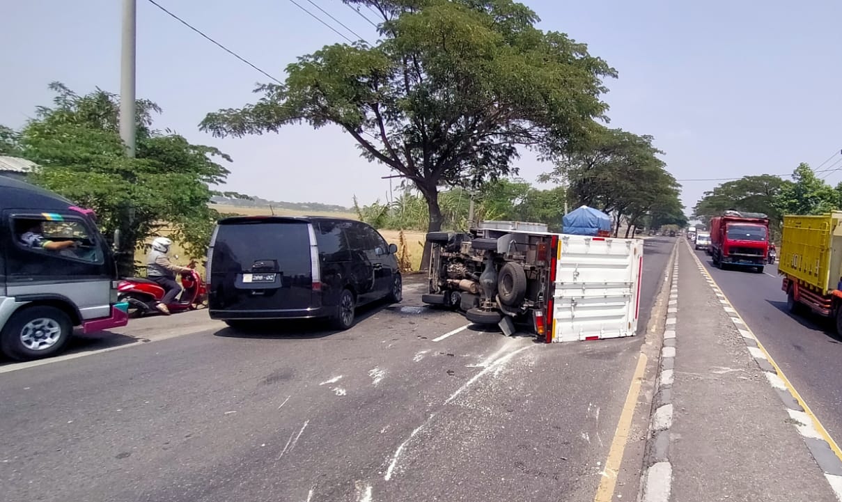 BREAKING NEWS: Kecelakaan Tunggal Jalan Pantura Lohbener Indramayu, Mobil Boks Terguling