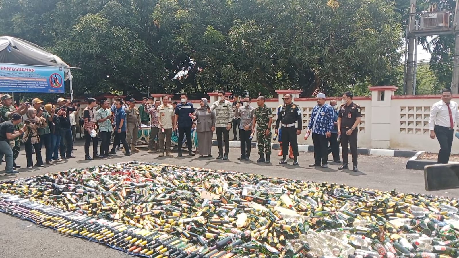 Pemkab Indramayu Musnahkan 9.306 Botol Miras Hasil Razia 1,5 Bulan