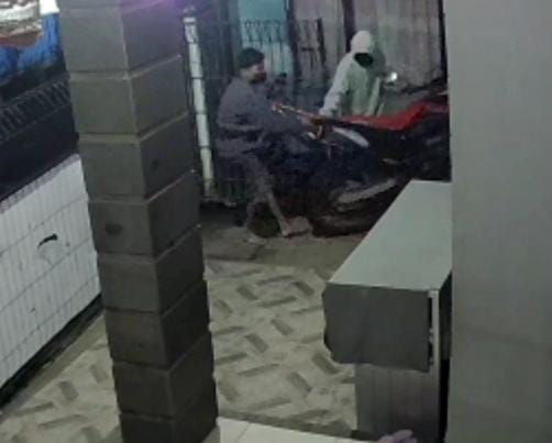 Komplotan Pencuri Sepeda Motor Berulah di Cisaat Kabupaten Cirebon, Terekam CCTV 