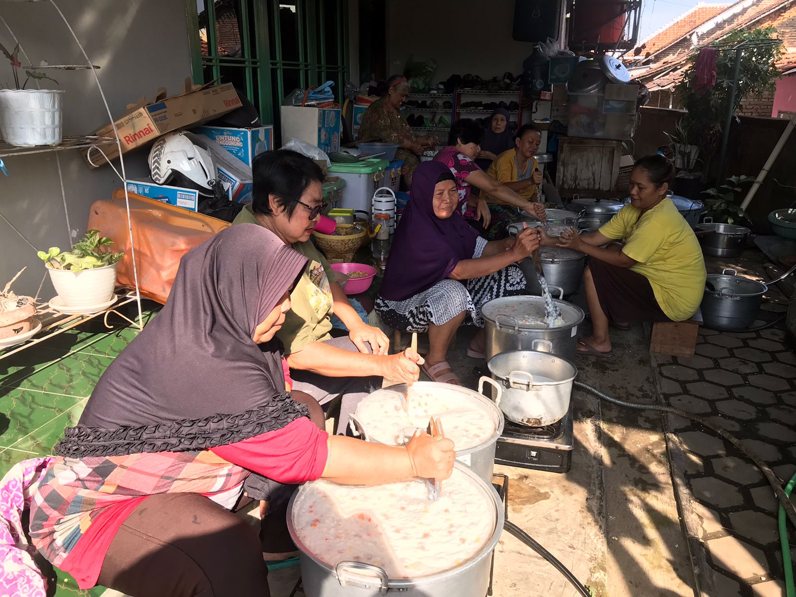 Melestarikan Tradisi Leluhur Cirebon, Warga Sumber Masak Bubur Suro 10 Muharram