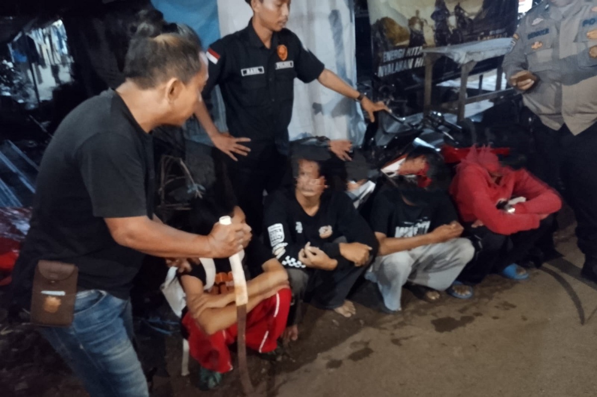 Patroli Malam Desa Jatibarang Baru Amankan Remaja Diduga Geng Motor Bawa Senjata Tajam