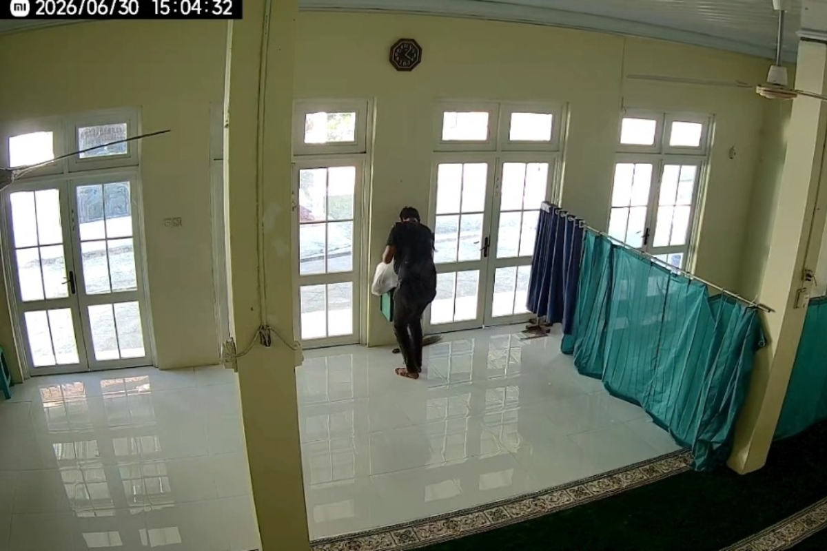 Pencuri Nyamar Jadi Petugas Kebersihan, Bobol Kotak Amal Musala di Cirebon