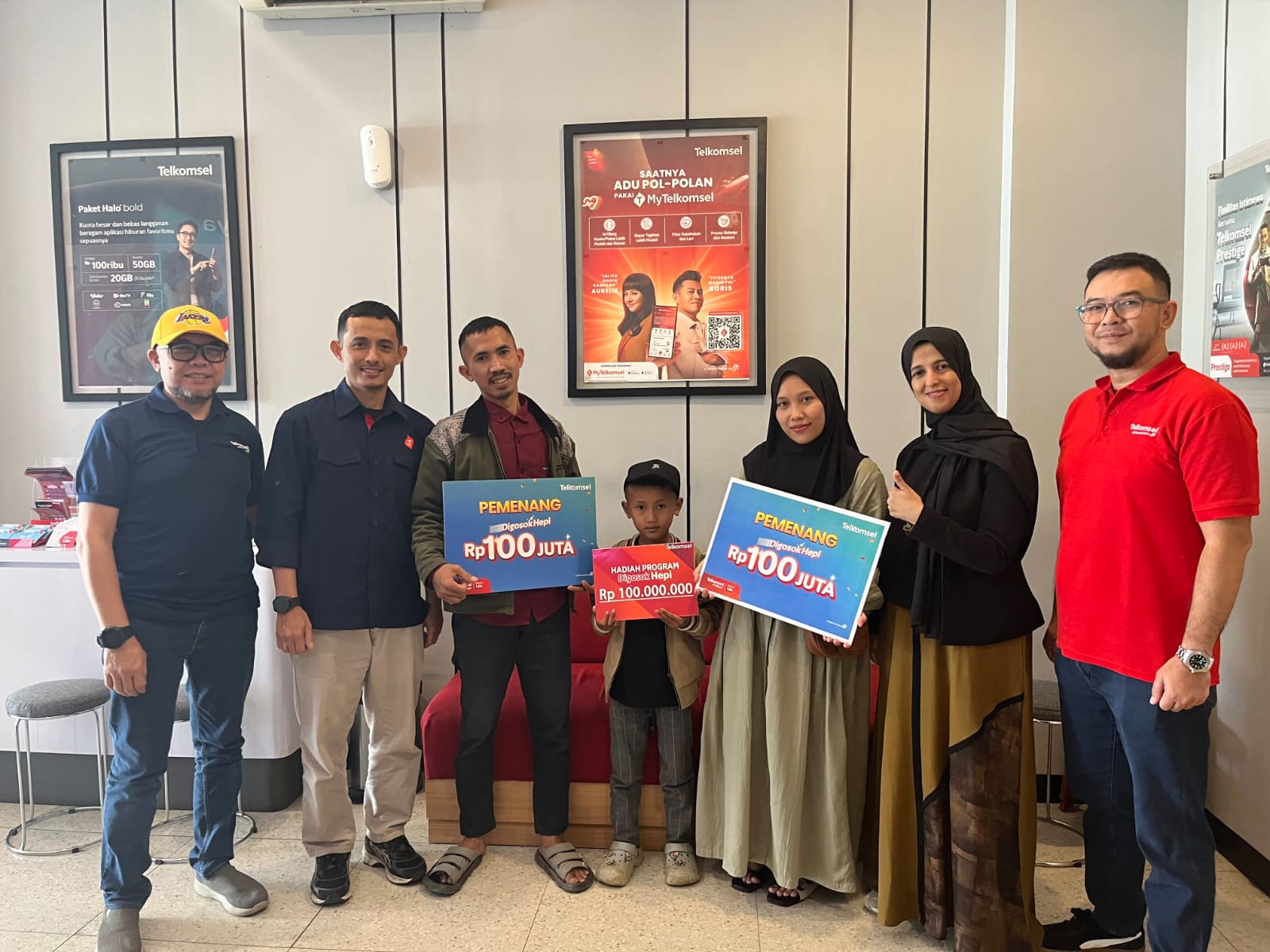 Selamat! Telkomsel Serahkan Hadiah Program Digosok Hepi kepada Pelanggan Setia