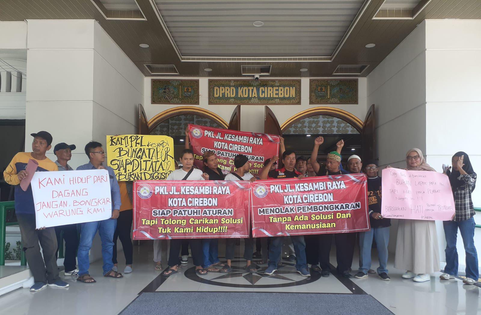 Khawatir Ditertibkan oleh Pemprov Jabar, Puluhan PKL Datangi DPRD Kota Cirebon