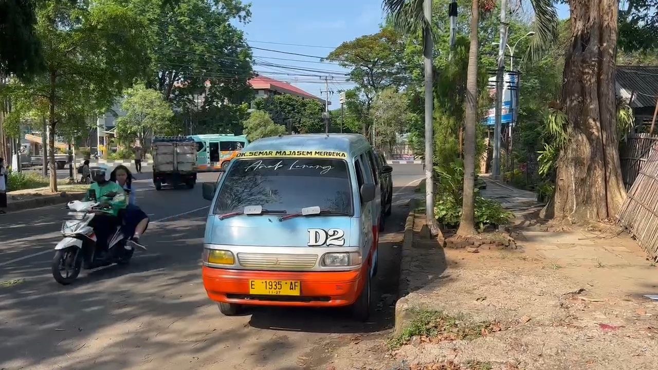 Angkot Cirebon Masih Bertahan, Sopir Keluhkan Sepinya Penumpang
