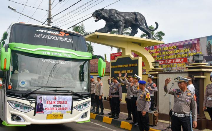 Polresta Cirebon Lepas Pemberangkatan Balik Gratis ke Bekasi