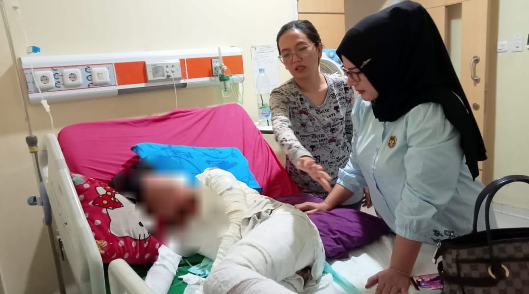 Besuk Korban Tersiram Alkohol, KPAID Cirebon Siap Beri Pendampingan