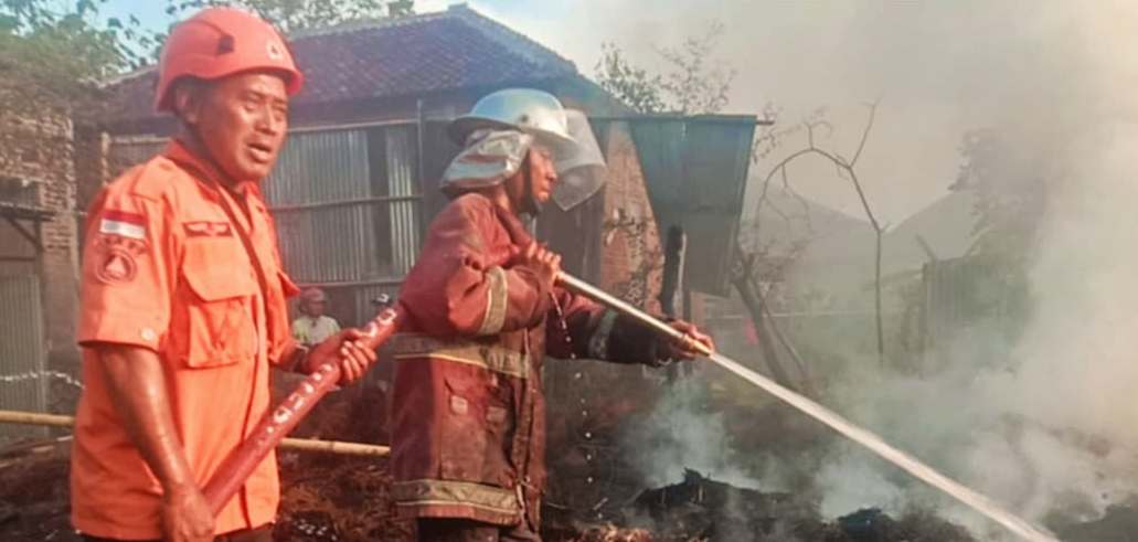 Lalai Saat Bakar Sampah, Limbah Serutan Rotan dan Jerami Terbakar Hebat, Warga Panik 