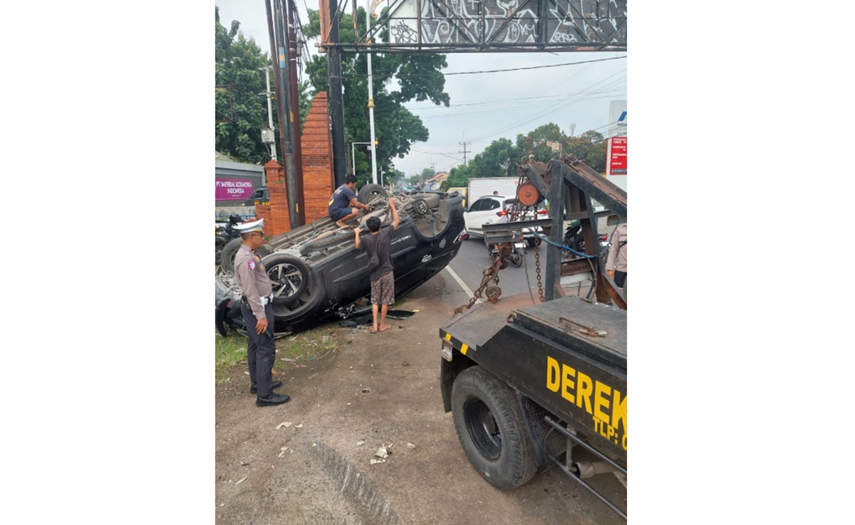 Toyota Rush Terguling di Jalan Pelandakan Cirebon Hari Ini Usai Hantam Pot Tanaman