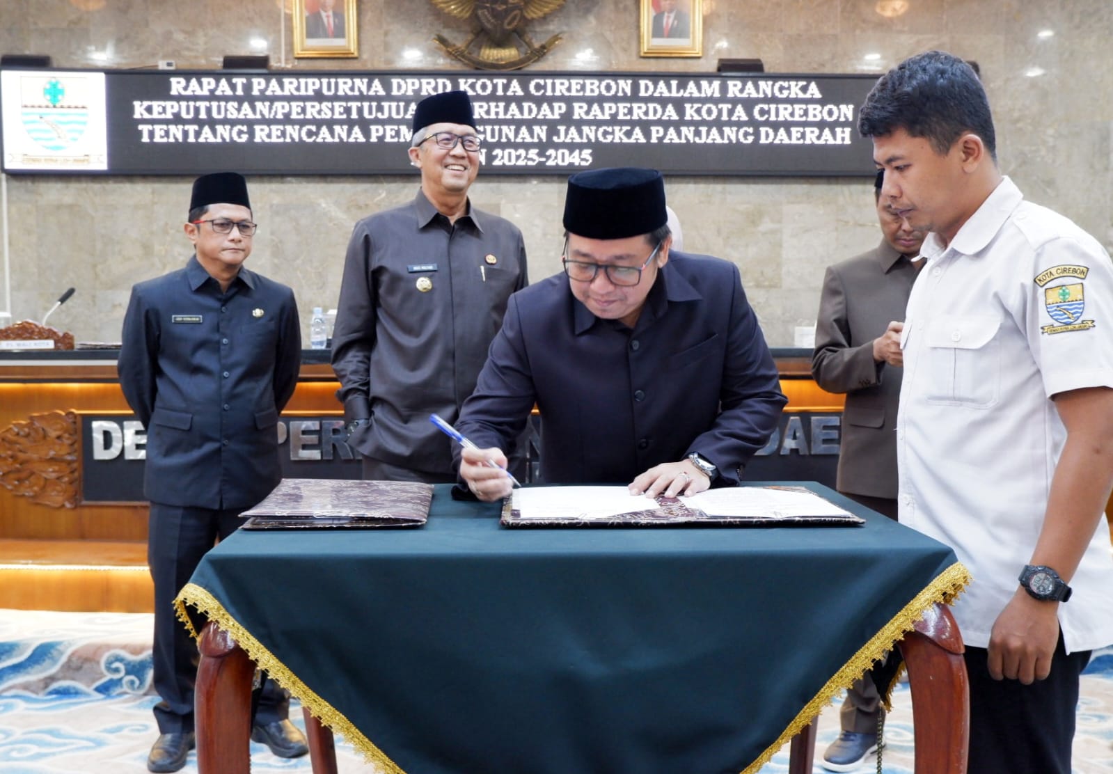 Rapat Paripurna DPRD Kota Cirebon Setujui Rancangan Peraturan Daerah RPJPD Tahun 2025-2045