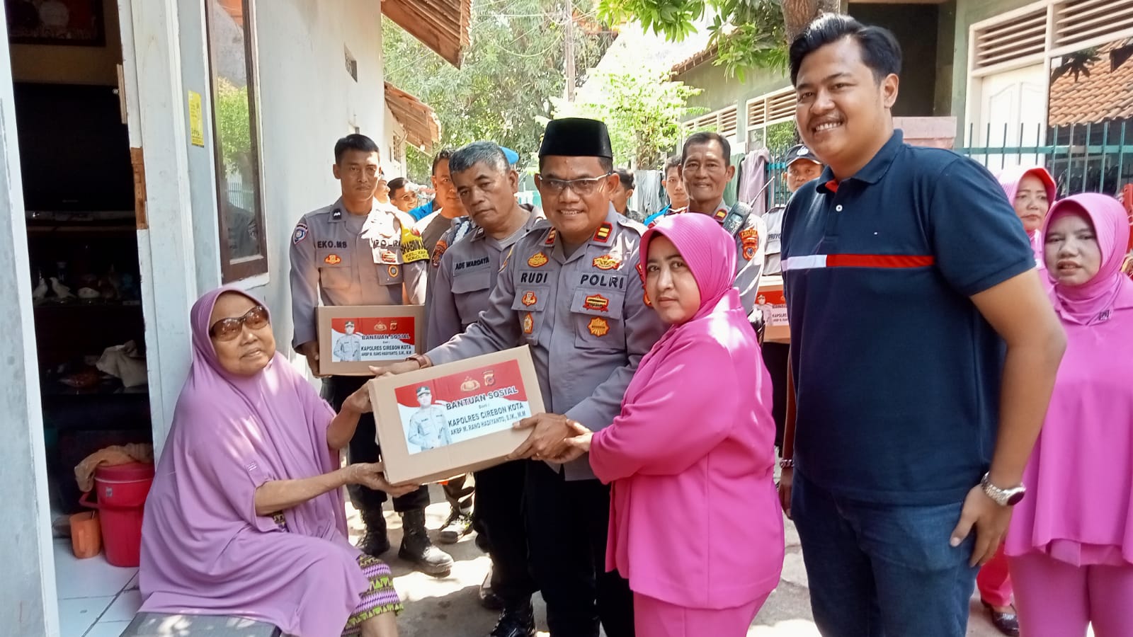 Jumat Peduli, Polsek Kesambi Berbagi Puluhan Paket Sembako di Kelurahan Pekiringan 