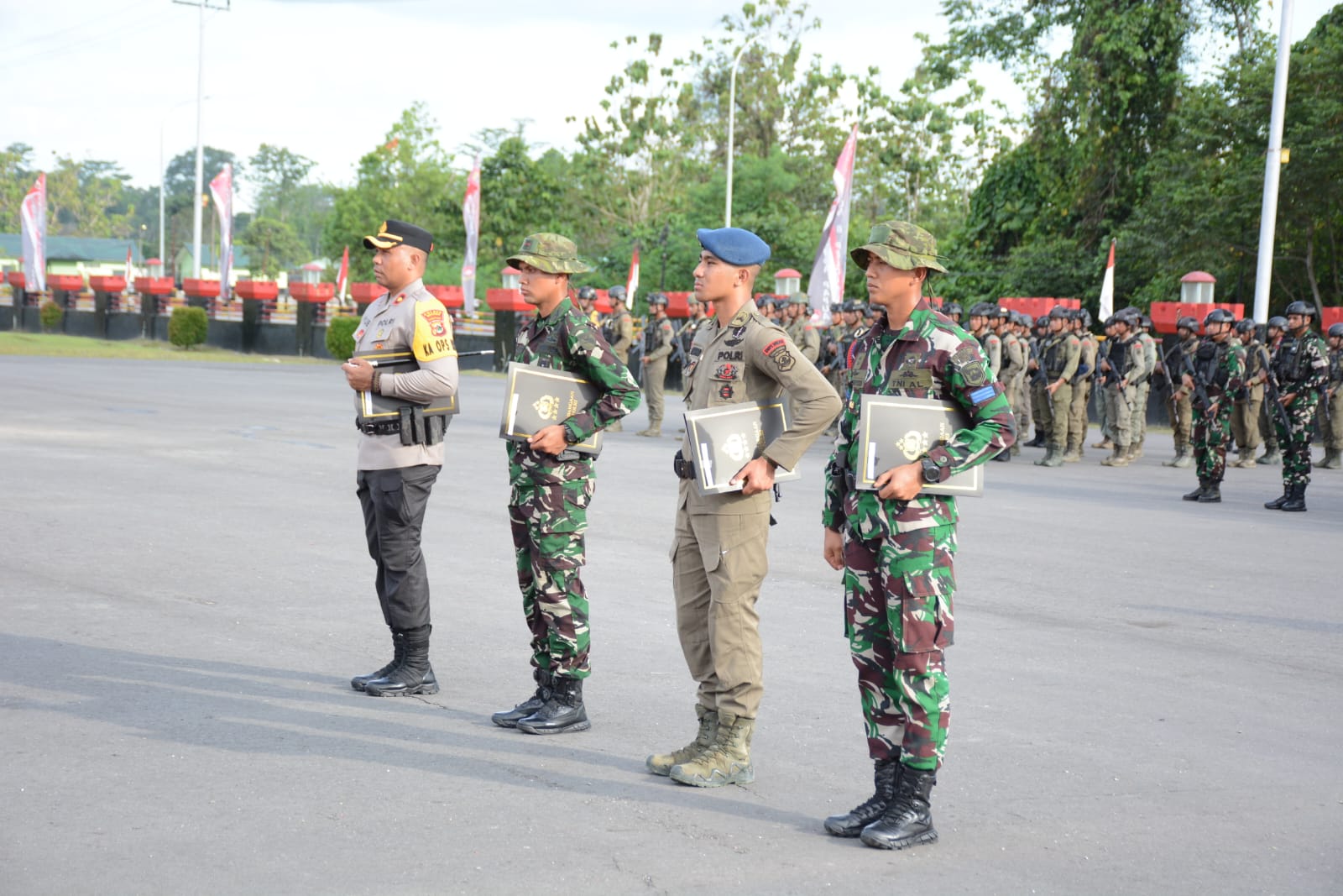 Apresiasi Kinerja Satgas Operasi Damai Cartenz 2023, Kapolri Beri Pin Emas ke Anggota TNI-Polri 