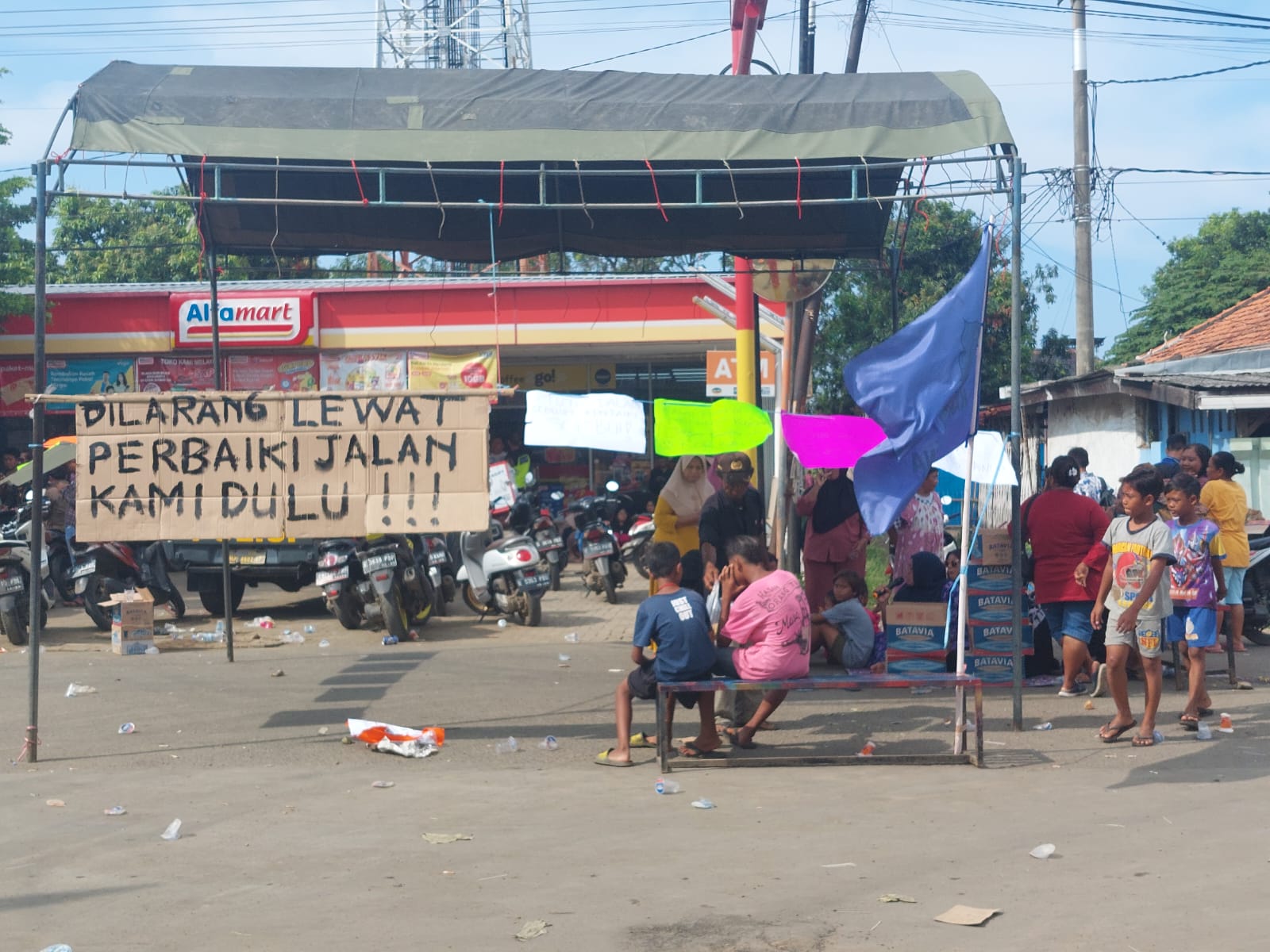 Kecelakaan Tragis di Balongan Indramayu, Warga Blokir Jalan Rusak, Minta Diperbaiki