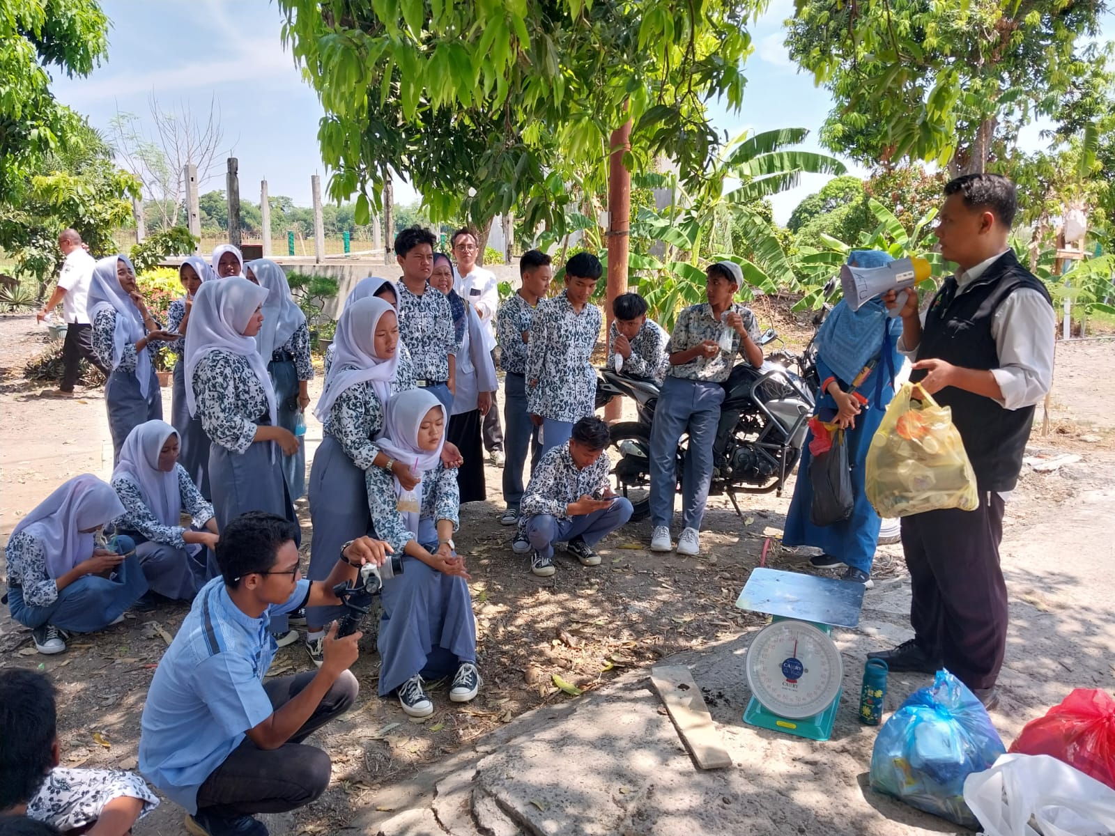 Diresmikan DLH, SMKN 1 Susukan Jadi Sekolah Mandiri Kelola Sampah 