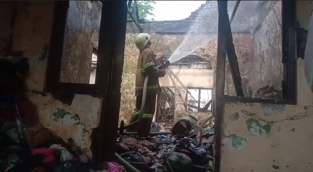 Kebakaran di Kelurahan Panjunan Kota Cirebon, Warga Berhasil Selamatkan 2 Anak yang Sempat Terjebak