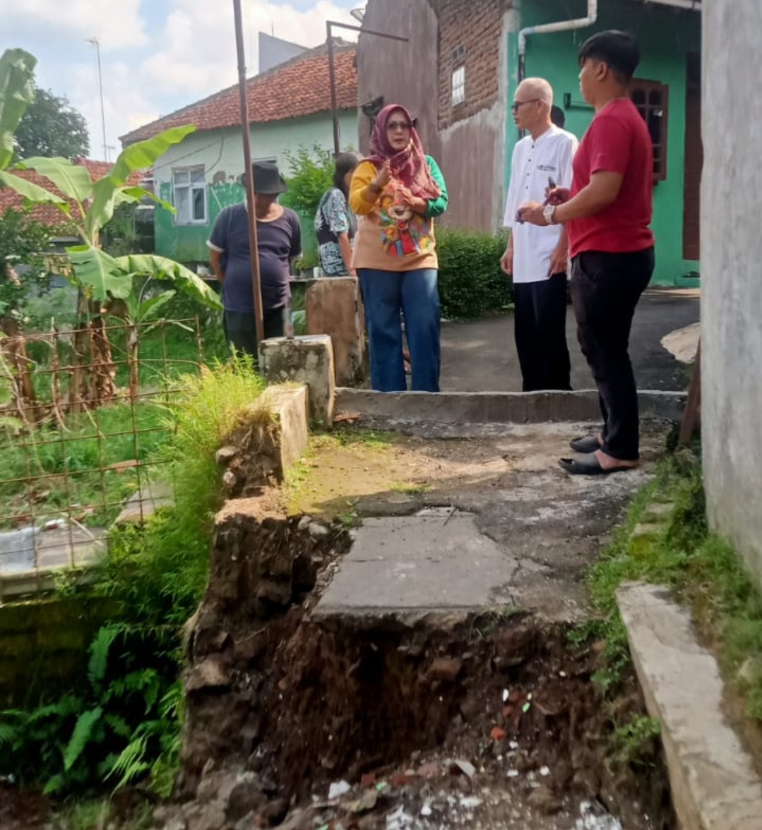 Longsor Terjang Kuningan, Rumah Warga Rusak dan Jalan Lingkungan Amblas