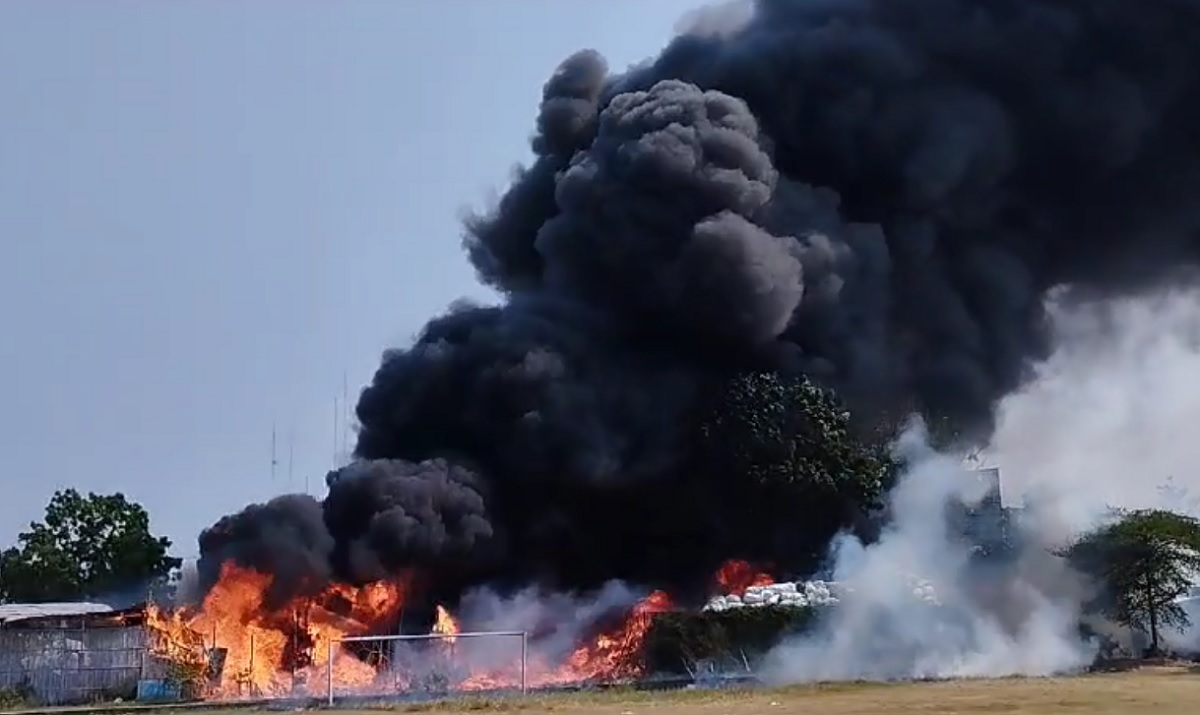 BREAKING NEWS: Gudang Rongsokan di Jl Diponegoro Cirebon Kebakaran, Api Masih Berkobar