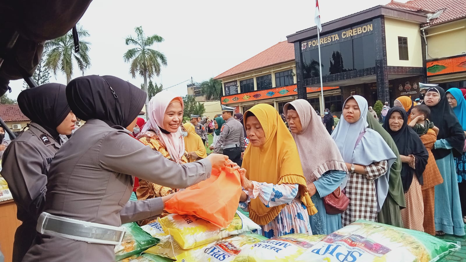 Warga Serbu Mapolresta Cirebon, Oh Ternyata Ada Ini