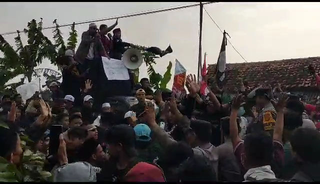 Demo Jilid 3 Al Zaytun Memanas, Massa Merangsek dengan Mobil Komando, Polisi Sempat Kewalahan  