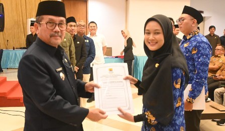 Serahkan 56 SK CPNS, Bupati Imron Komitmen Terpakan Manajemen Talenta saat Mutasi