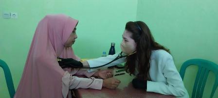Musim Pancaroba, Rinna Suryanti Kunjungi Warga  Periksa Kesehatan