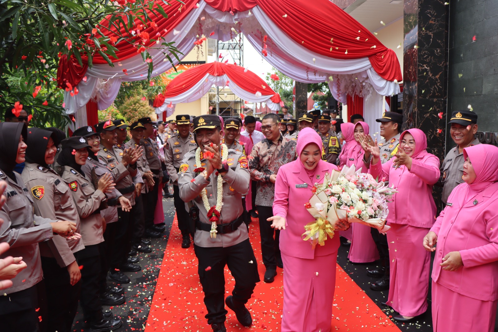 Sudah Pamit Masuk Mobil, Mantan Kapolresta Cirebon Turun Kembali, Oh Ternyata...