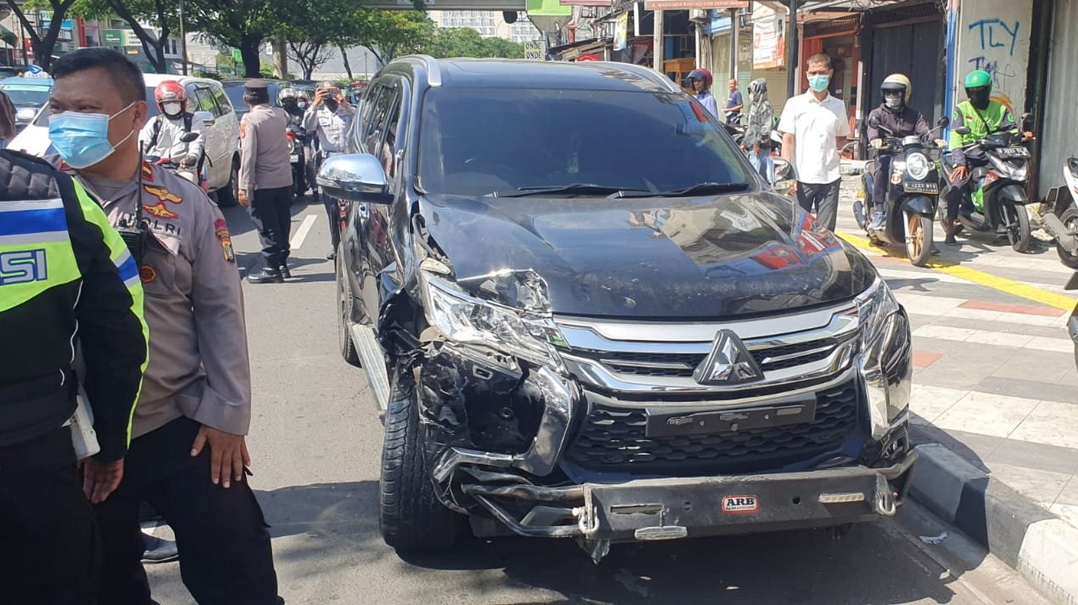 PARAH! Pengemudi Pajero Bugil di Jalanan Setelah Tabrak Nissan Grand Livina dan Fortuner 
