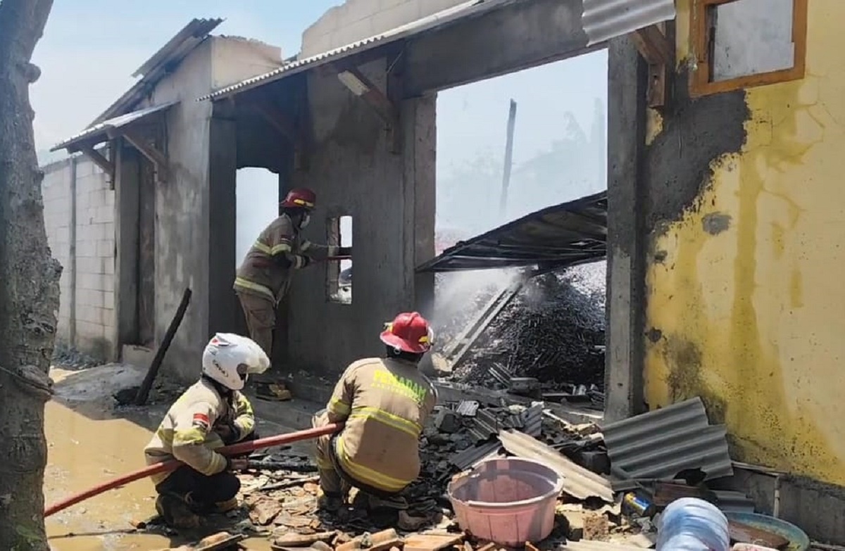 Gudang Petasan di Indramayu Terbakar Hebat, Ribuan Petasan Meledak dan Asap Pekat Hambat Pemadaman