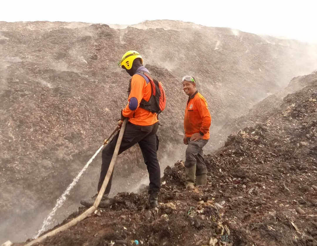 Kebakaran TPSA Ciniru Kuningan Masuk Hari Ke-9, Api Masih Membara di Dalam Tumpukan Sampah