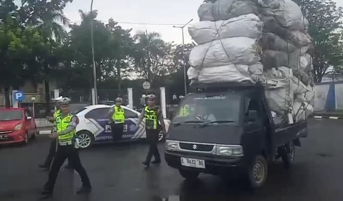 Satlantas Polres Cirebon Kota dan Dishub Gelar Sosialisasi ODOL di Jalur Pantura