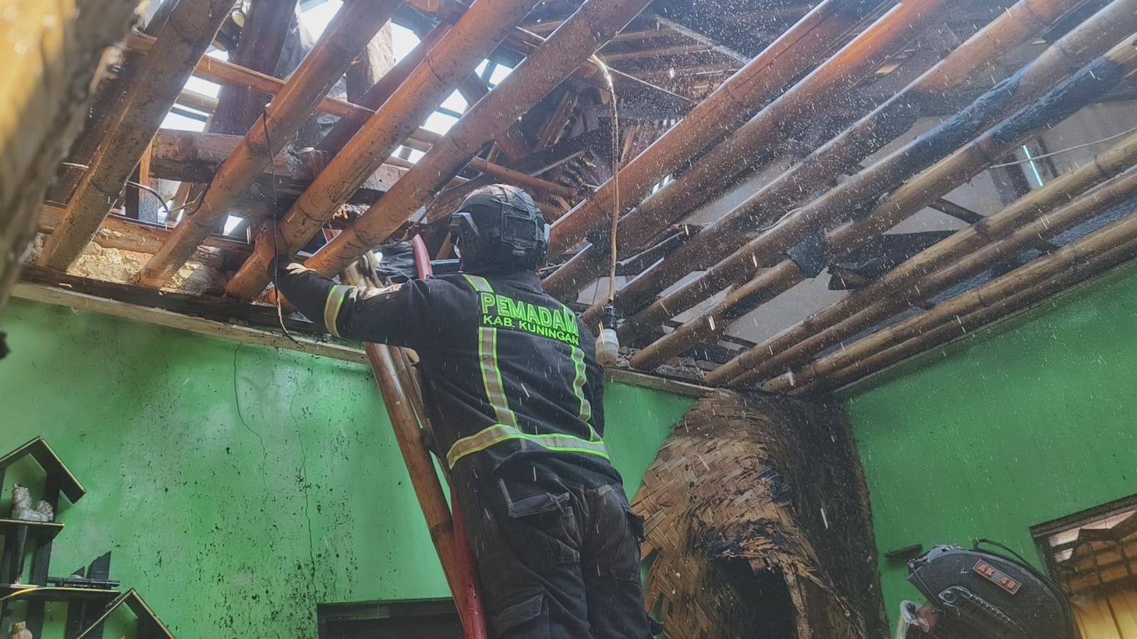 Kebakaran Rumah di Kuningan, Api dari Warung Gorengan Menjalar ke Atap