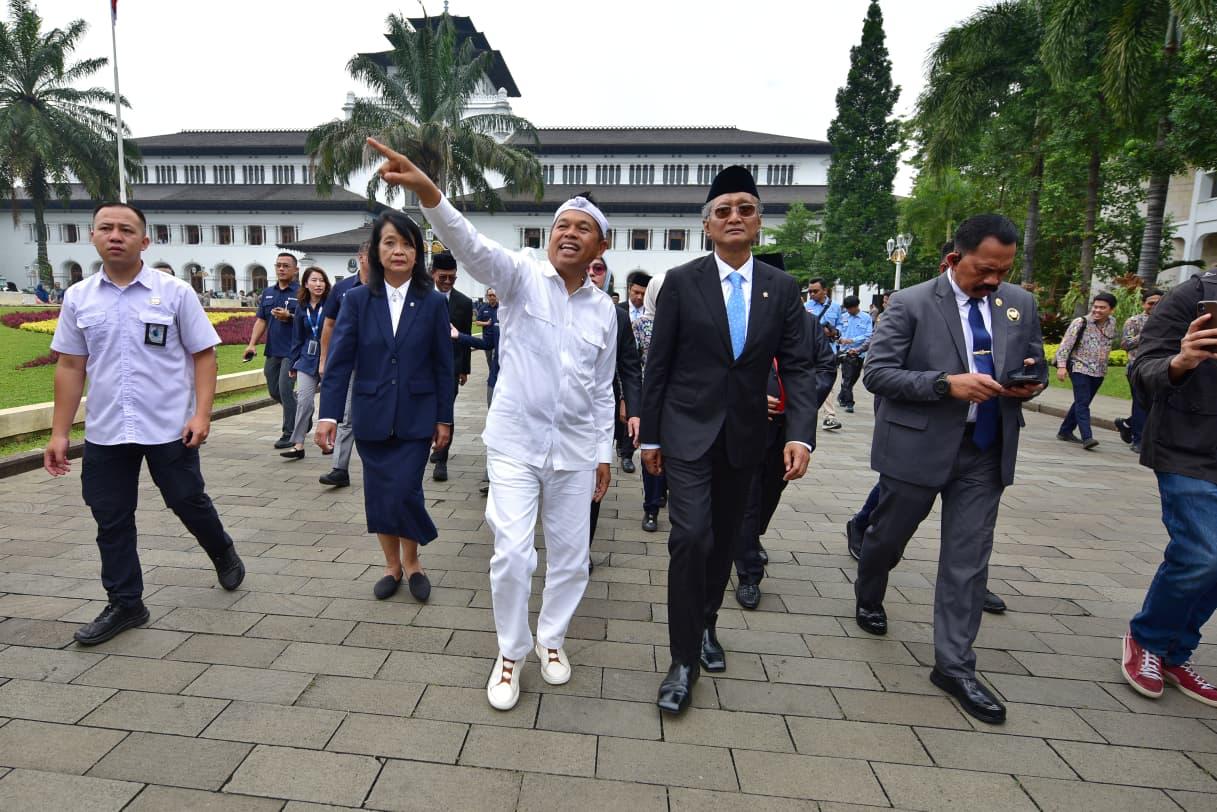 KDM Berkunjung ke Sumbar - Aceh, Mengaku Cari Saudaranya yang Hilang, Bawa Bantuan