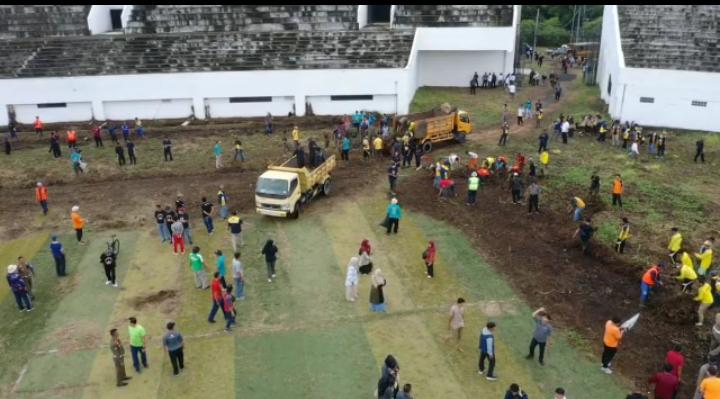 Sulap Sport Center Watubelah, Bupati Cirebon beserta Jajaran Gotong Royong Bersih-bersih 