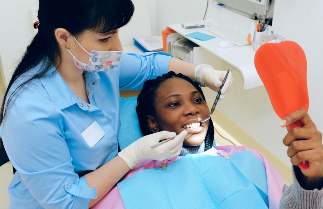 Dijamin Tambah Percaya Diri, Ini Dia 4 Cara Merontokan Karang Gigi Cepat dan Aman