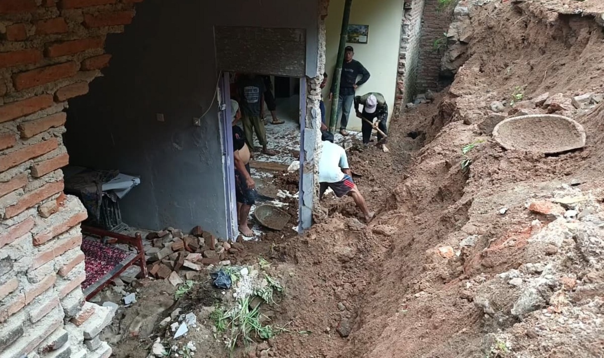 Tanah Longsor di Kuningan Menimpa Rumah Warga setelah Diguyur Hujan Semalaman