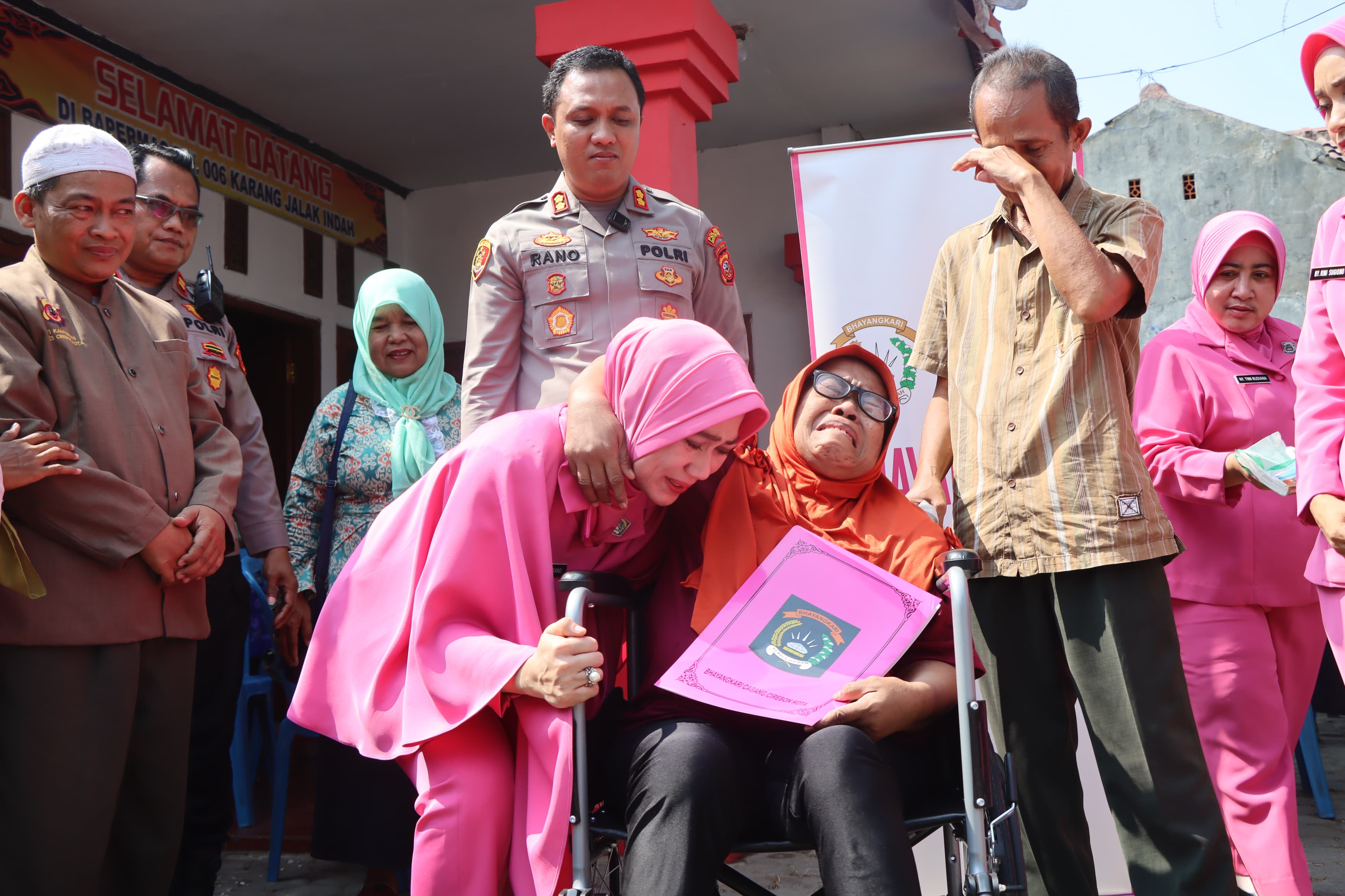 Ibu Kadmi Terharu Menerima Kursi Roda dari Kapolres Cirebon dan Ketua Bhayangkari