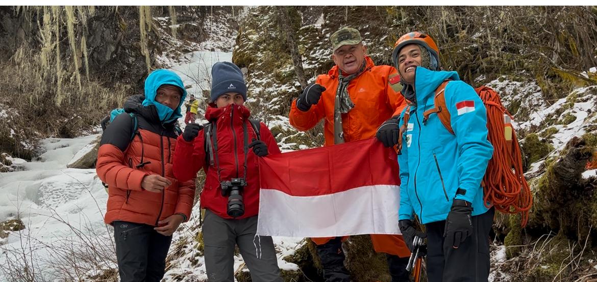 Tim Merah Putih Jajal Air Terjun Es di China