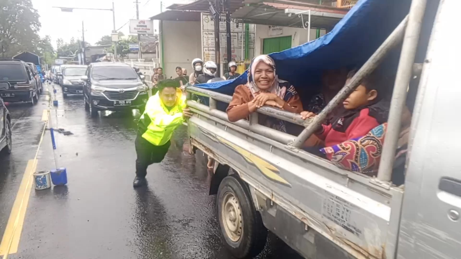 Qiuck Respon, Anggota Polantas Polres Kuningan Langsung Bantu Dorong Saat Lihat Mobil Mogok 