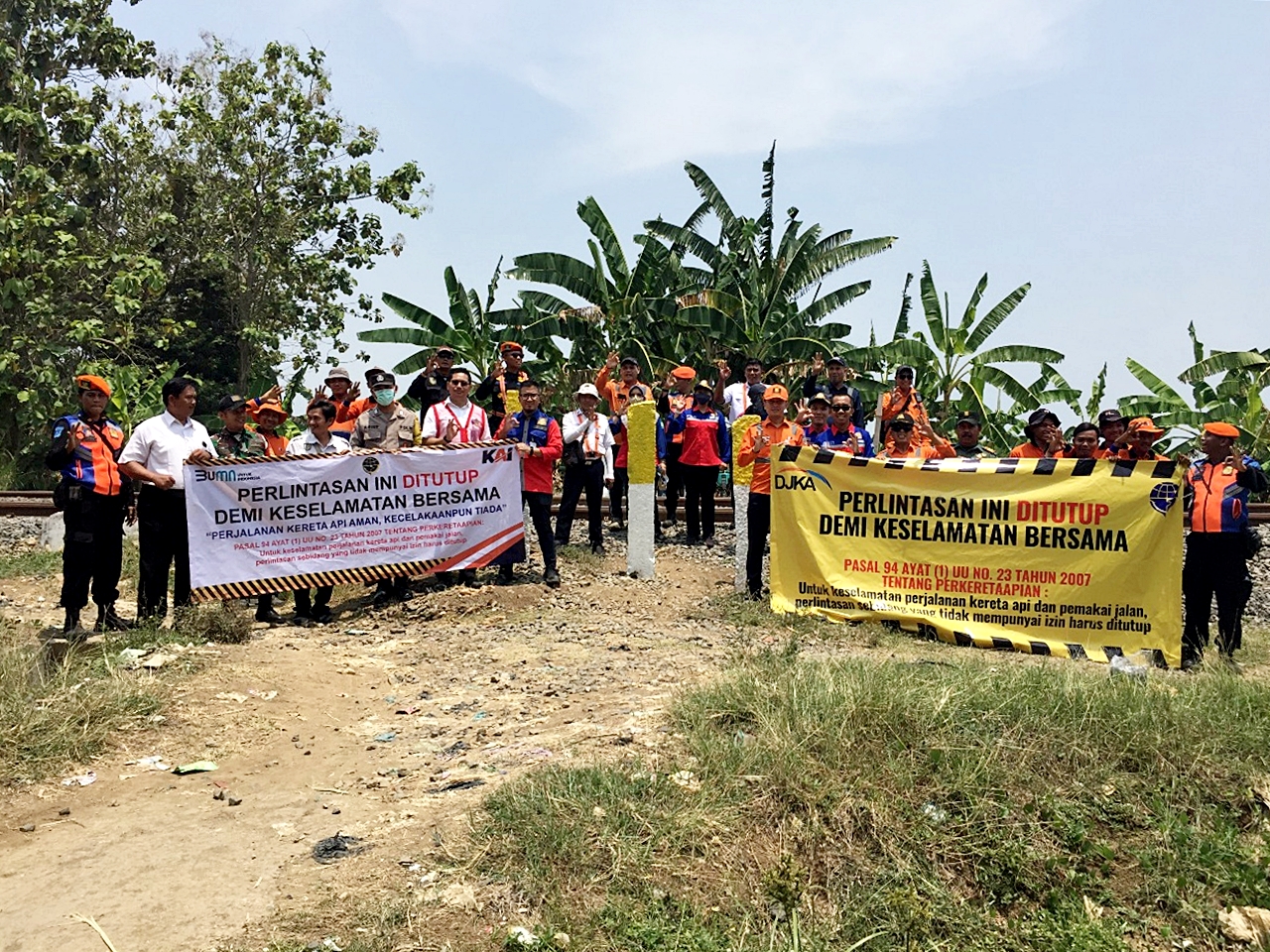 KAI Daop 3 Cirebon Tutup Perlintasan Liar  Km 184+1/2 Desa Sukalila Kabupaten  Indramayu