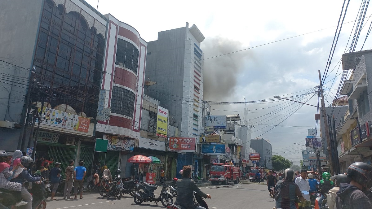 BREAKING NEWS: Toko Kosmetik di Cirebon Kebakaran, Asap Membumbung Tinggi