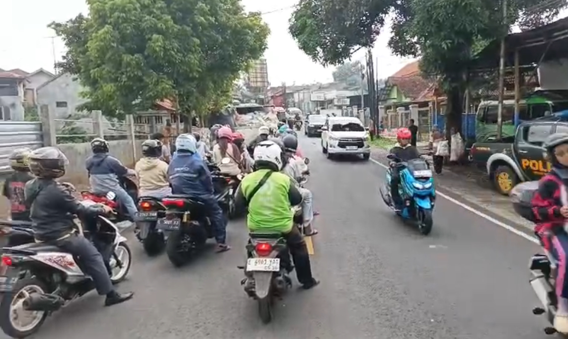Telat Ngoper, Truk Terguling Menutup Sebagian Jalan Kramatmulya Kuningan