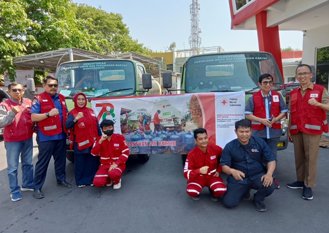 PMI Kota Cirebon Salurkan Bantuan Air Bersih di 2 Lokasi Terdampak Kekeringan