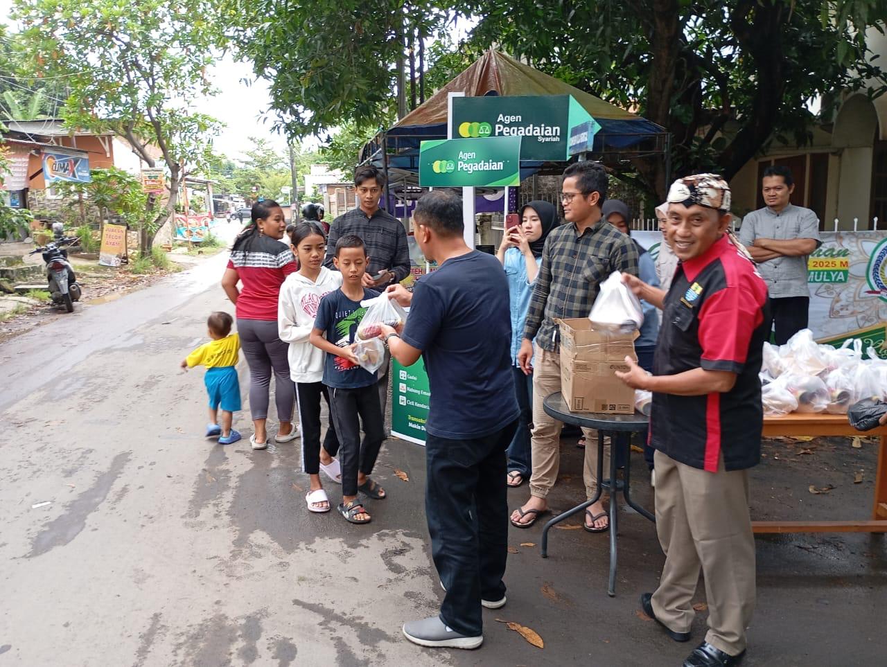 Gandeng NYW, LPM Karya Mulya Tebar Takjil 