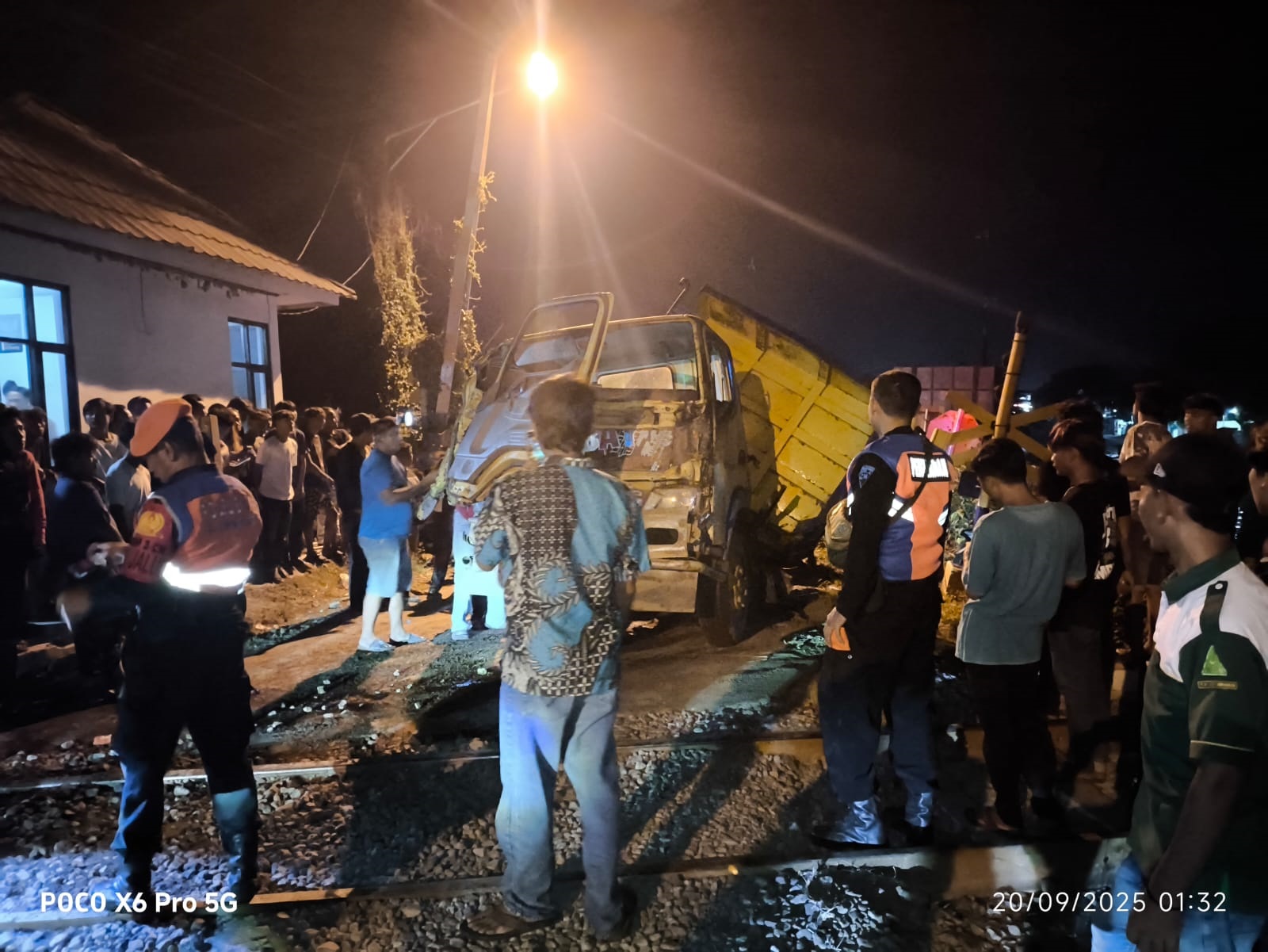 Kereta Api Tabrak Truk di Indramayu, Sejumlah Perjalanan Alami Keterlambatan