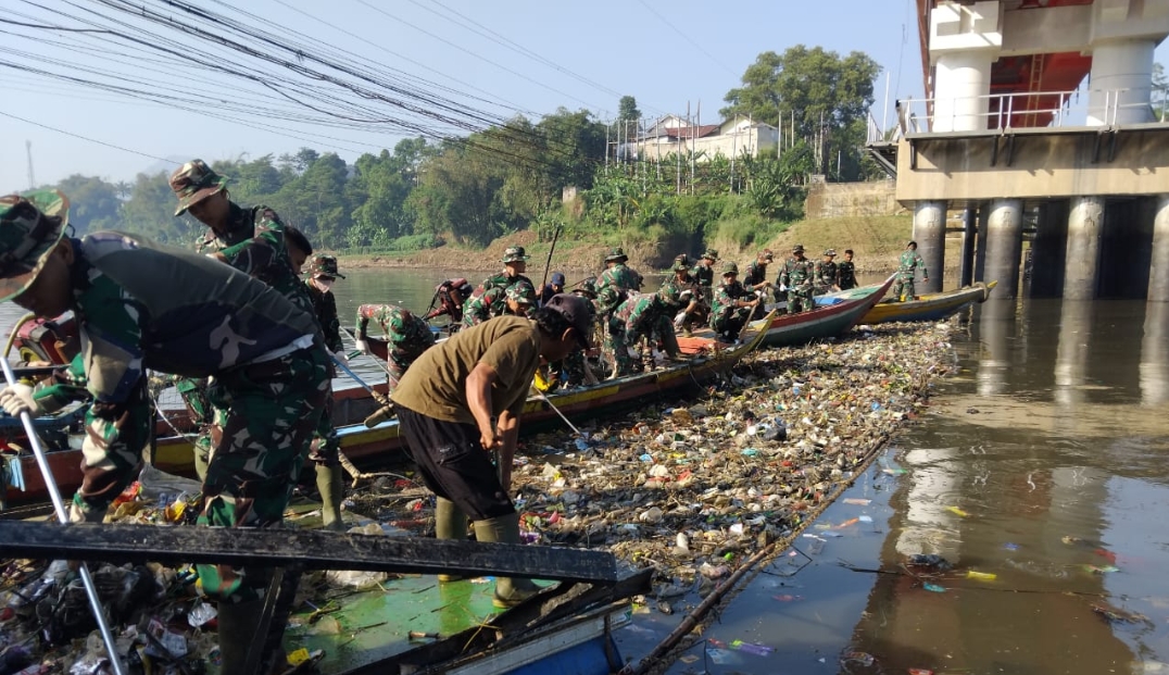 Gotong Royong Bersihkan Sampah di Kawasan Jembatan Babakan Sapan