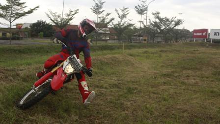 Cara Menikung Aman di Lintasan Tanah untuk Pengendara Offroad
